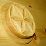 geschnitzte Blume des Lebens <br><a href='../html/img/pool/Mobiliar_schlafen_Zirbenbett_Zirbe_Hasel_Ahorn_Blume_des Lebens.jpg' target='_blank'>Vollbild anzeigen</a>